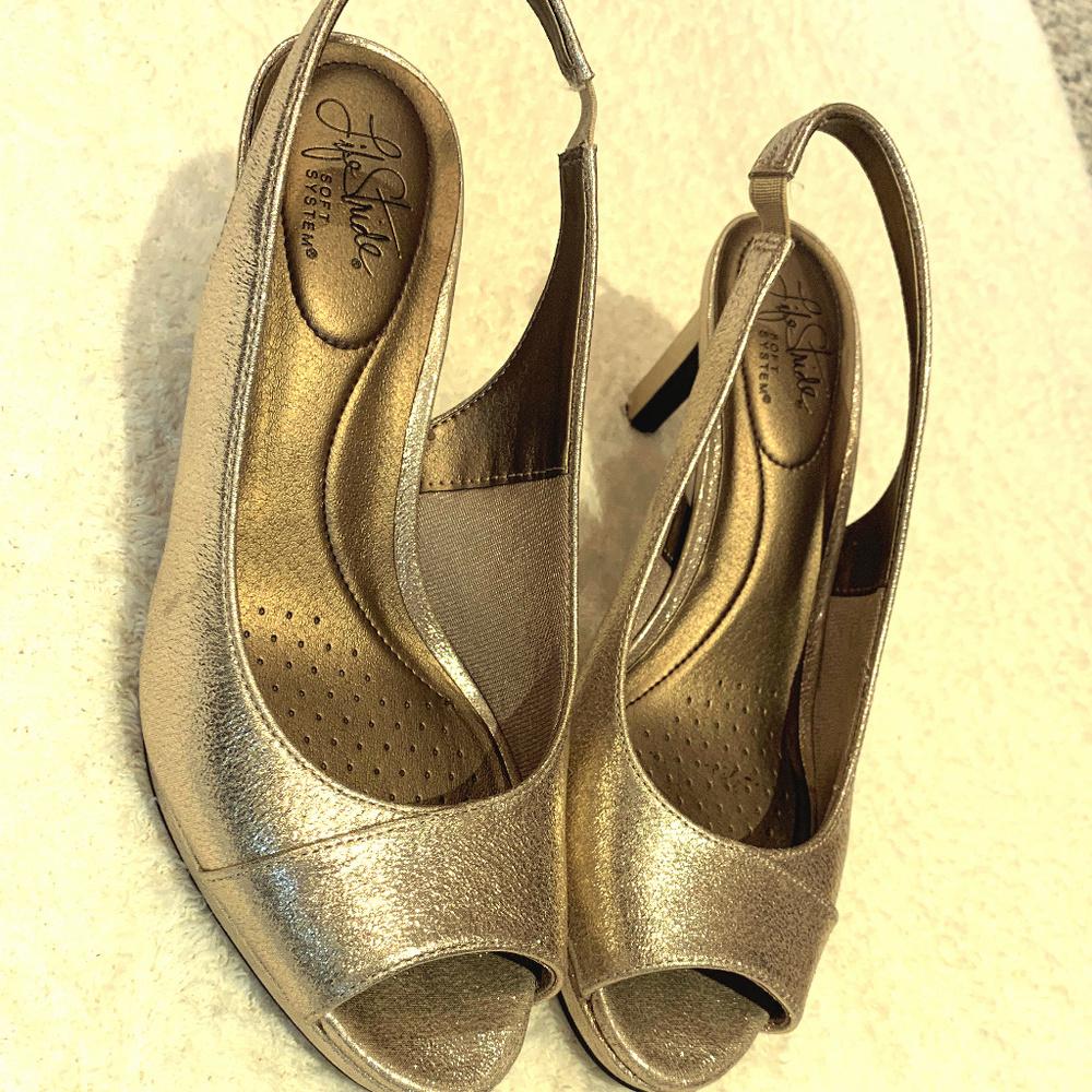 ⬇︎$15 Fife Stride Soft System Gold Sparkle Sandal